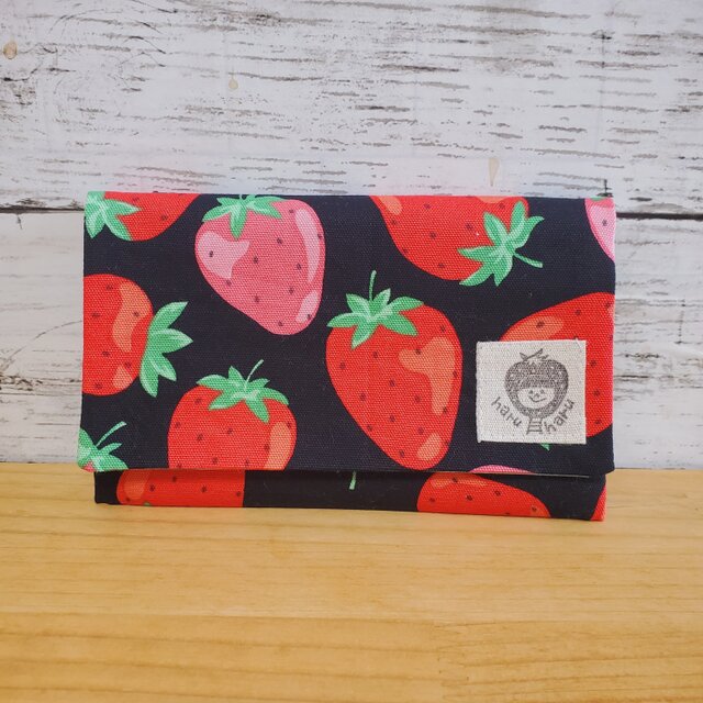 ぴったりが嬉しい！スリム通帳ケース  いちご