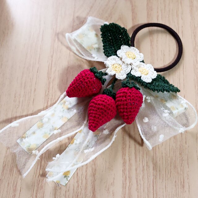 イチゴのヘアゴム | iichi 日々の暮らしを心地よくするハンドメイドや