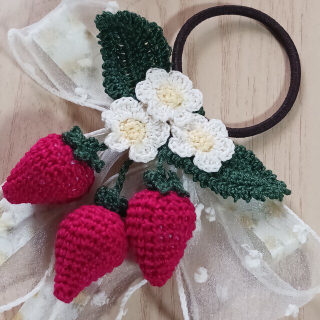 イチゴのヘアゴム | iichi 日々の暮らしを心地よくするハンドメイドや