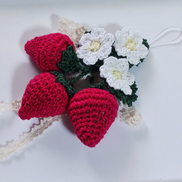 3粒のイチゴのストラップ