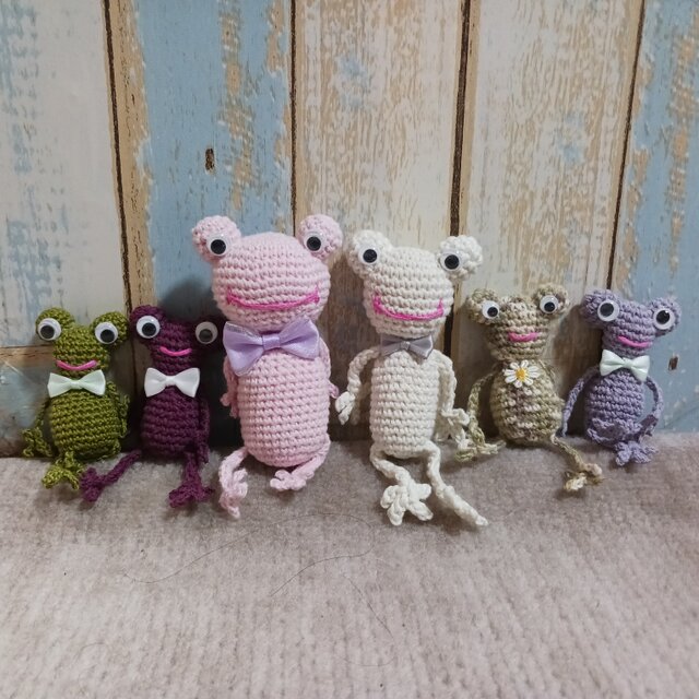 カエル6匹家族　ハンドメイド　あみぐるみ
