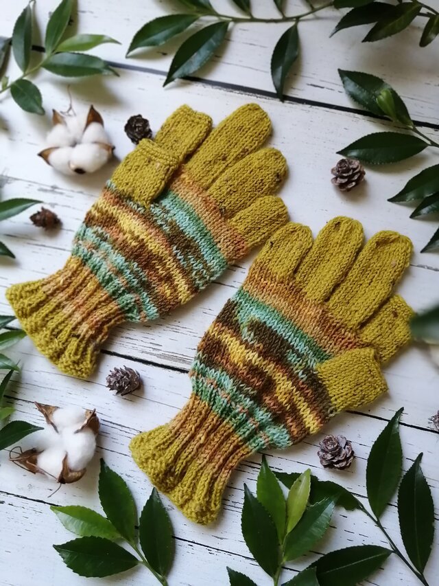 晩夏のひまわり〜オパール毛糸のスマホ対応５本指手袋