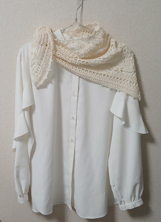 オフホワイトのバブーシュカ風三角ミニストール