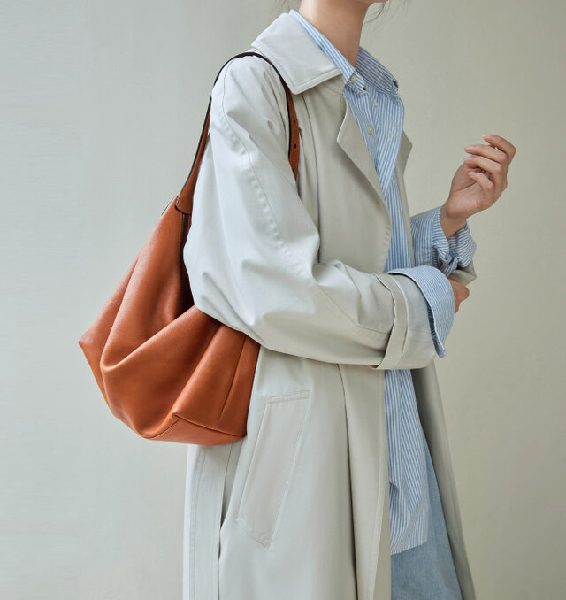 東洋の美意識を宿す、2WAYレザーホーボーバッグ｜水染め本革＆延長ストラップ付き 大サイズ