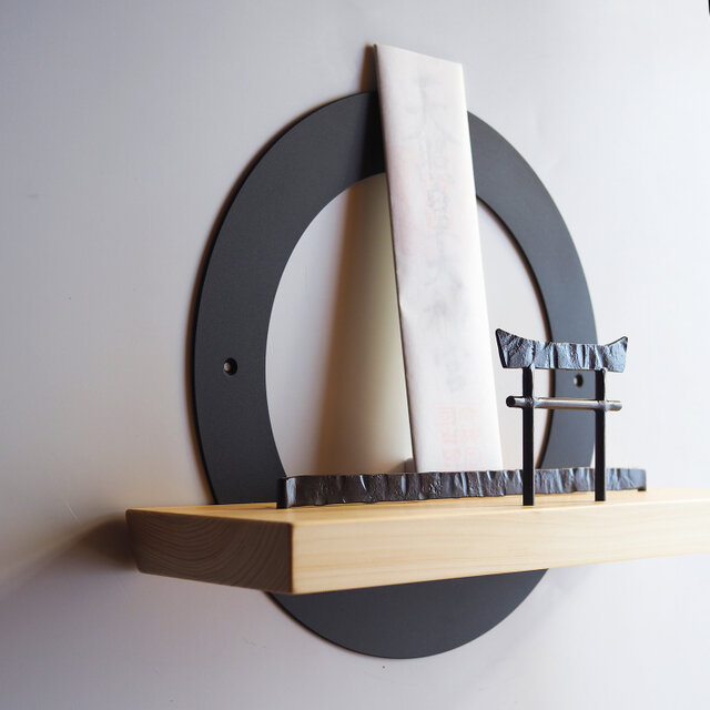 三社）アイアンの神棚【 鉄の輪 × ひのき + 鍛鉄の鳥居 】 鉄とヒノキ