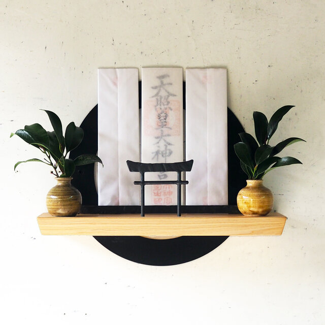 三社）アイアンの神棚【 鉄の輪 × ひのき + 鍛鉄の鳥居 】 鉄とヒノキ