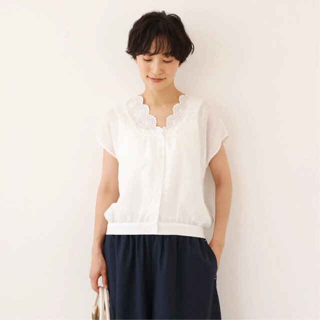 繊細な刺繍レースで上品に魅せる～麻100% Vネックブラウス 　半袖ブラウス　250710-1