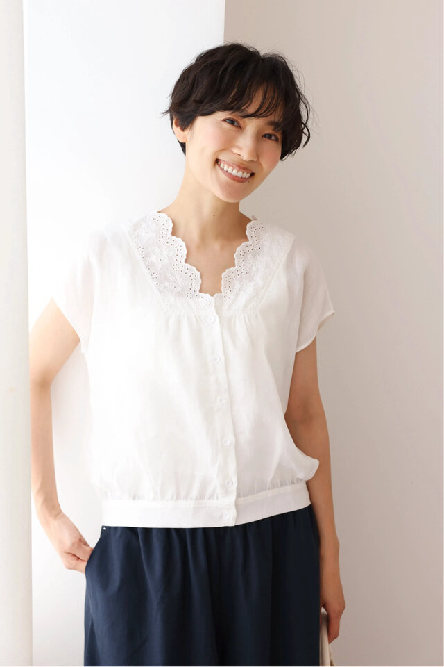 繊細な刺繍レースで上品に魅せる～麻100% Vネックブラウス 半袖