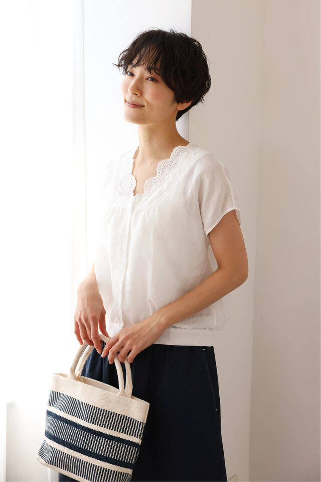 繊細な刺繍レースで上品に魅せる～麻100% Vネックブラウス 半袖