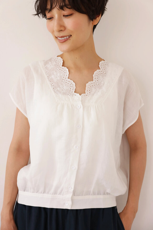 繊細な刺繍レースで上品に魅せる～麻100% Vネックブラウス 半袖