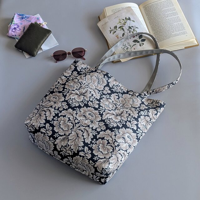 レトロクラッシックな花のトートバッグ // 大花柄 ボタニカル