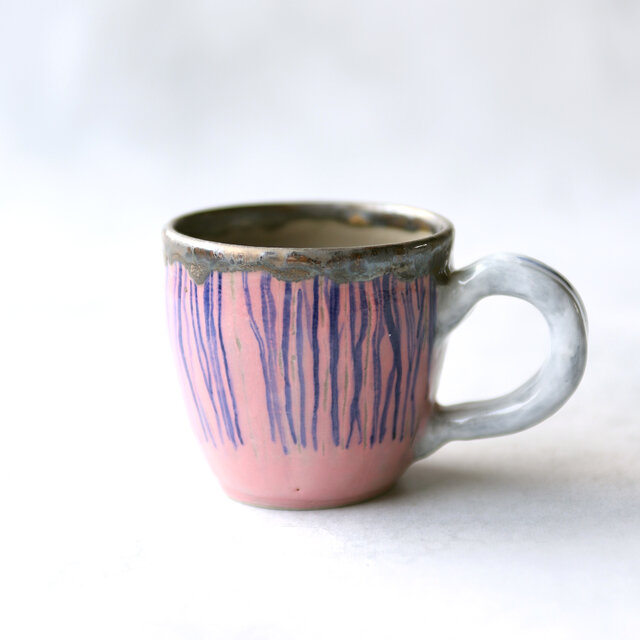 ピンク地に青い縦線模様ののコーヒーカップ（小）