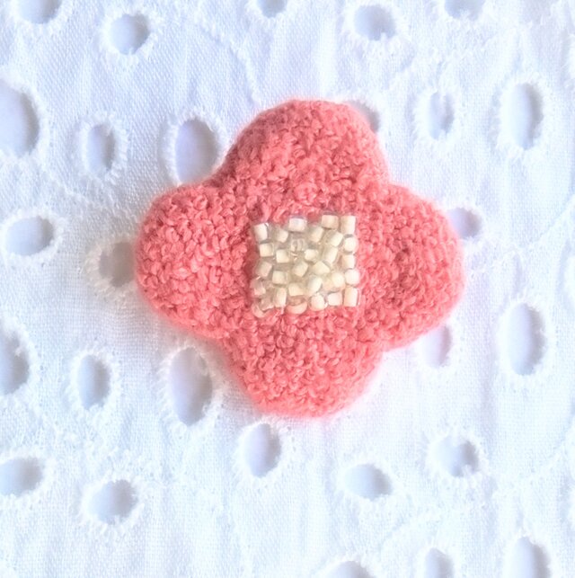 つぶつぶ・もこもこ　サーモンピンクとビーズのお花　刺繍ブローチ