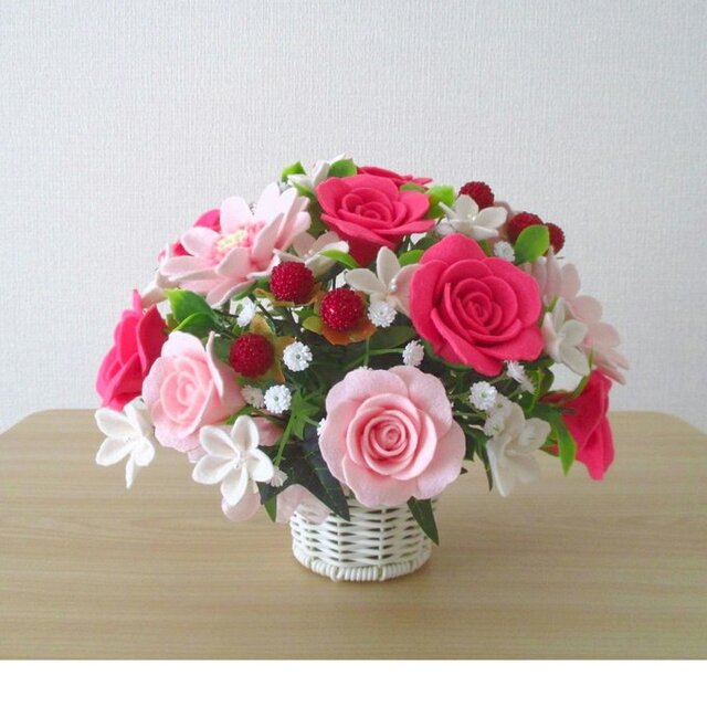 フェルトの花＊薔薇とガーベラと野イチゴのポット＊フェルトフラワーアレンジメント