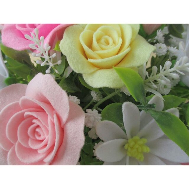 フェルトの花＊ペールカラーのフェルトフラワーアレンジメント＊薔薇と
