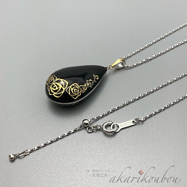 sv925】蔓薔薇模様 瑠璃色螺鈿と黒漆のリバーシブルペンダント 螺鈿 純