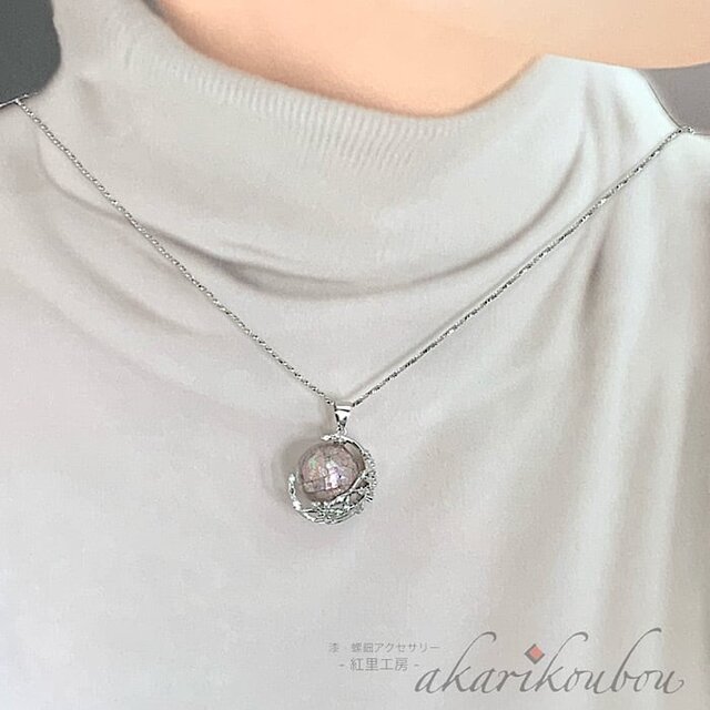 sv925】薄桃色螺鈿ペンダント 月モチーフ 12mm玉 キュービック