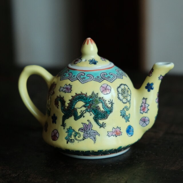 中国美術 骨董 アンティーク レトロ 急須 ニューアリ 花と龍◇中国景徳鎮 色絵小ぶり急須 茶器 花唐草 チャイナレトロ