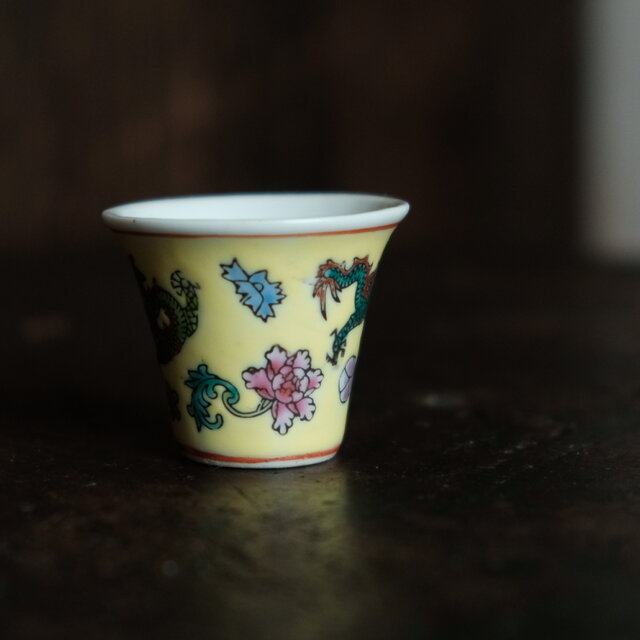 明弘治黄釉彫龍鳳呈祥紋茶碗 景徳鎮 陶磁器 装飾品 工芸品 美術品 置物