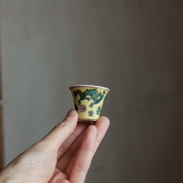 花と龍◇中国景徳鎮 色絵小ぶり猪口 茶杯 茶器 花唐草 チャイナレトロ