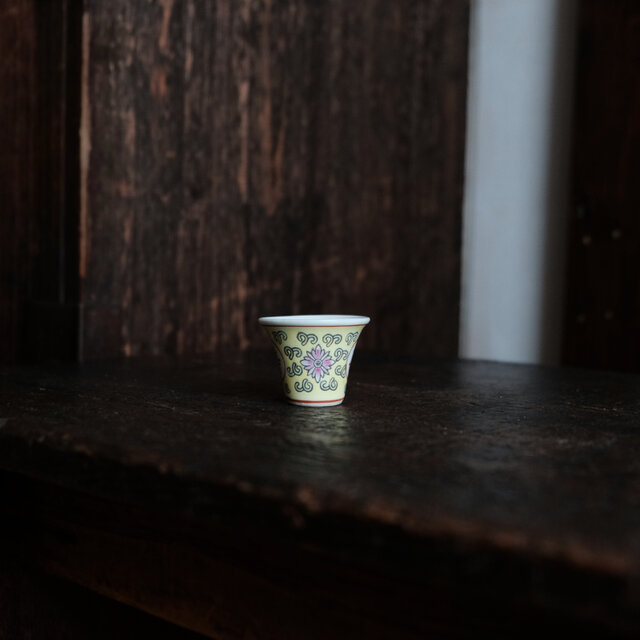萬と寿◇中国景徳鎮 色絵小ぶり猪口（茶杯） 茶器 花唐草 チャイナ