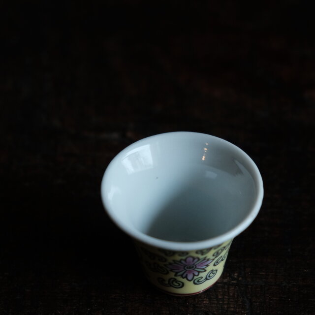 萬と寿◇中国景徳鎮 色絵小ぶり猪口（茶杯） 茶器 花唐草