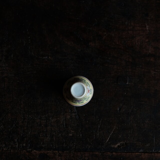萬と寿◇中国景徳鎮 色絵小ぶり猪口（茶杯） 茶器 花唐草 チャイナ