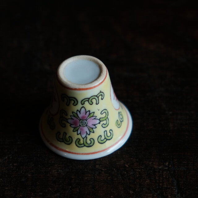萬と寿◇中国景徳鎮 色絵小ぶり猪口（茶杯） 茶器 花唐草 チャイナ