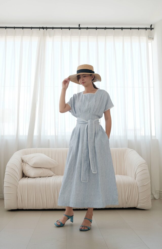 風を感じる、青ストライプのリネンワンピース｜プリーツ＆コットントリムがアクセント