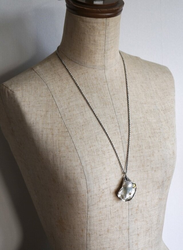 oyster baroque pearl “一筋縄ではいかない牡蠣”のnecklace