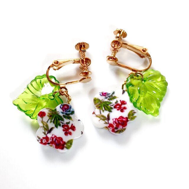 お花柄のプリントシェルのイヤリング