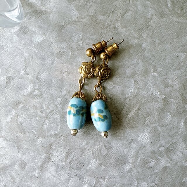 P390-ヴィンテージピアス・U.S.A. Light Blue Beaded Gold Tone Flower