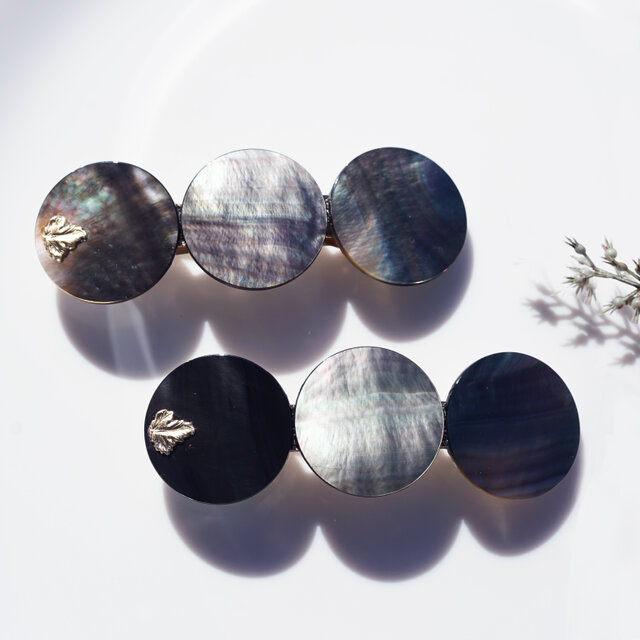 黒蝶貝の25ｍｍコインとゴールドリーフのバレッタ　～海月（かいげつ）