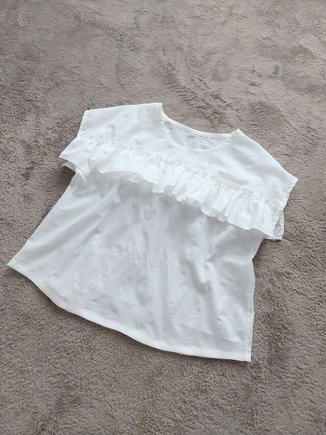 サマーセール！ビッグドット上質ホワイトコットン胸フリルブラウス