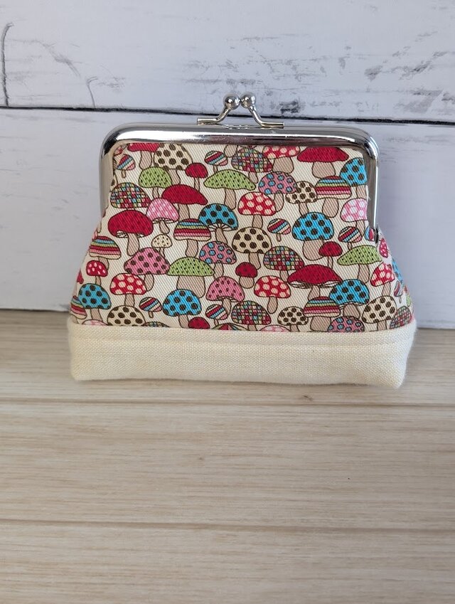 水玉きのこが可愛い手のひらより少し大きながま口