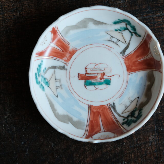 見込みに巻物◇素朴な風景図 瀬戸焼 赤絵金彩小皿 骨董/antiques 器 古