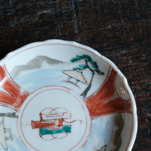 見込みに巻物◇素朴な風景図 瀬戸焼 赤絵金彩小皿 骨董/antiques 器 古