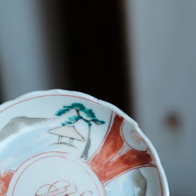見込みに巻物◇素朴な風景図 瀬戸焼 赤絵金彩小皿 骨董/antiques 器 古