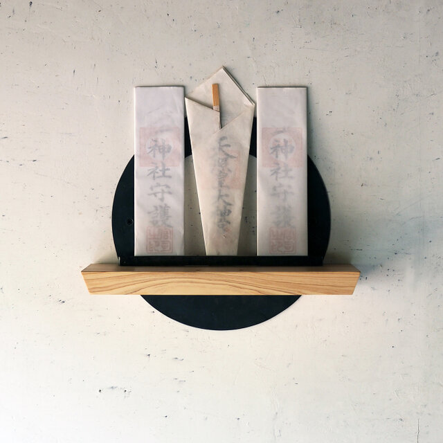 アイアンの神棚【 鉄の輪 × ひのき 】 鉄とヒノキ無垢材のモダン神棚 （壁付け）