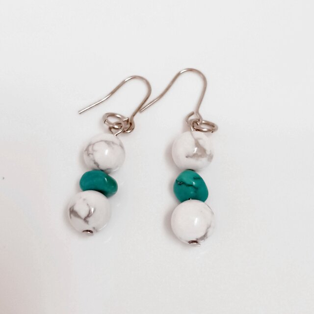 ハウライトとターコイズさざれピアス