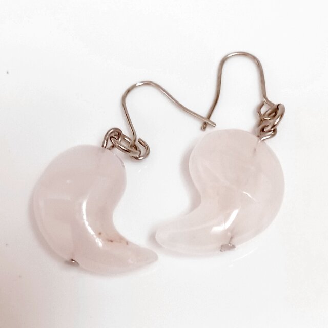 ローズクォーツ勾玉ピアス