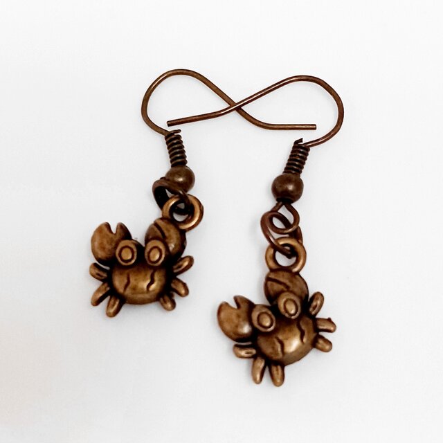 カニのメタルパーツピアス