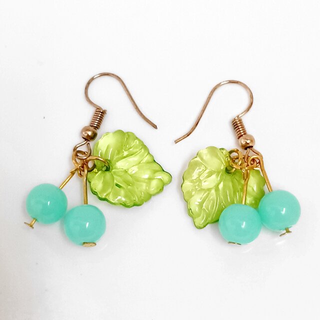 葉っぱビーズピアス
