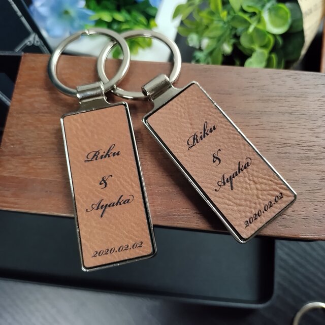 ペア　縦バージョン　シンセティックレザーキーホルダー　名入れ　記念　お揃い　セット　オーダーメイド