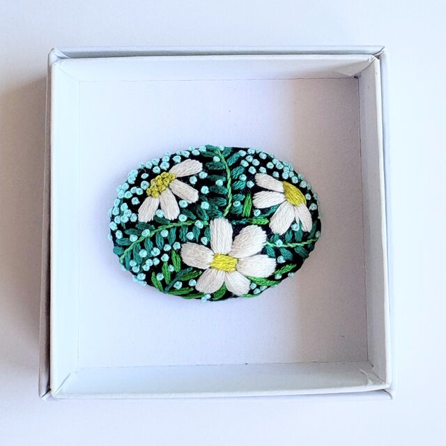 ハンドメイド刺繍ブローチ　bulaunbulaun様ご確認ページです。 小さなお花の刺繍ブローチ・botanical#381 | iichi 日々の暮らし