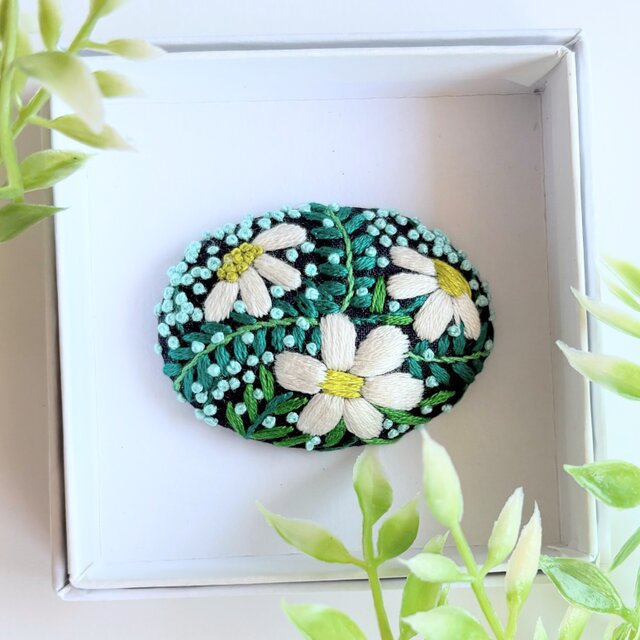 小さなお花の刺繍ブローチ・botanical#381 | iichi 日々の暮らしを