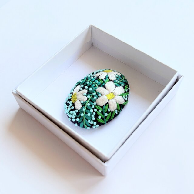小さなお花の刺繍ブローチ・botanical#381 | iichi 日々の暮らし