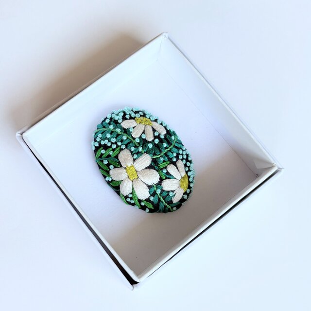 小さなお花の刺繍ブローチ・botanical#381 | iichi 日々の暮らしを