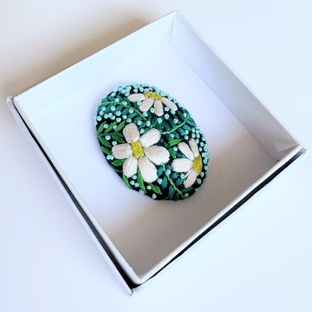 【専用】ハンドメイド　刺繍ブローチ 小さなお花の刺繍ブローチ・botanical#381 | iichi 日々の暮らし