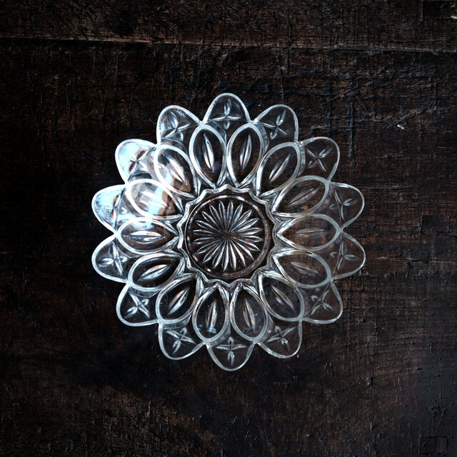 花の形状◆昭和中~後期　プレス硝子変形中皿　古民家　古道具　昭和レトロ　丁寧な暮らしに。【縁にアタリ】